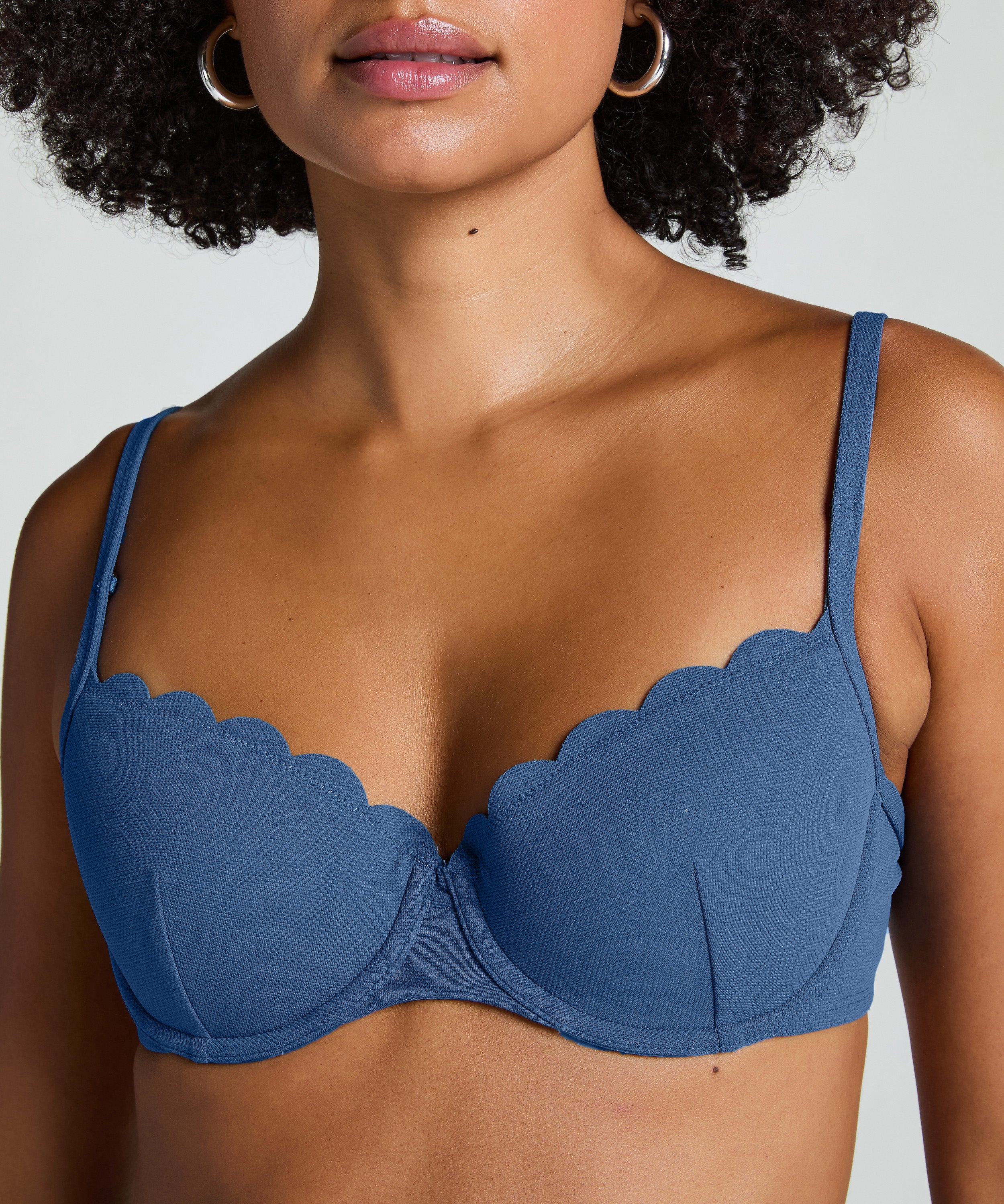 Wattiertes Bügel-Bikinioberteil Scallop  - Blau