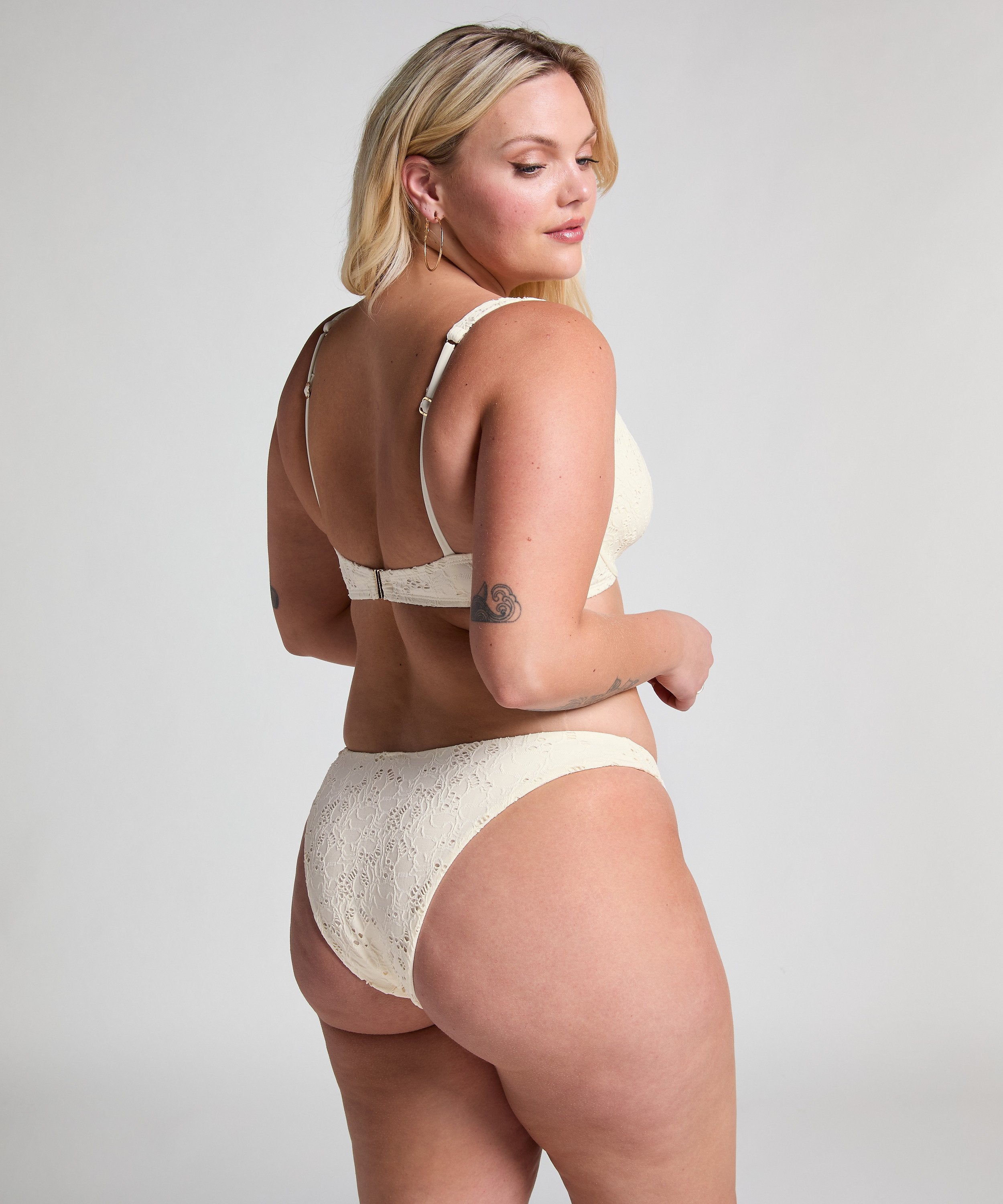Crochet Bikinihöschen mit hohem Beinausschnitt  - Weiß