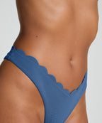 Bikini Slip mit hohem Beinausschnitt Scallop  - Blau