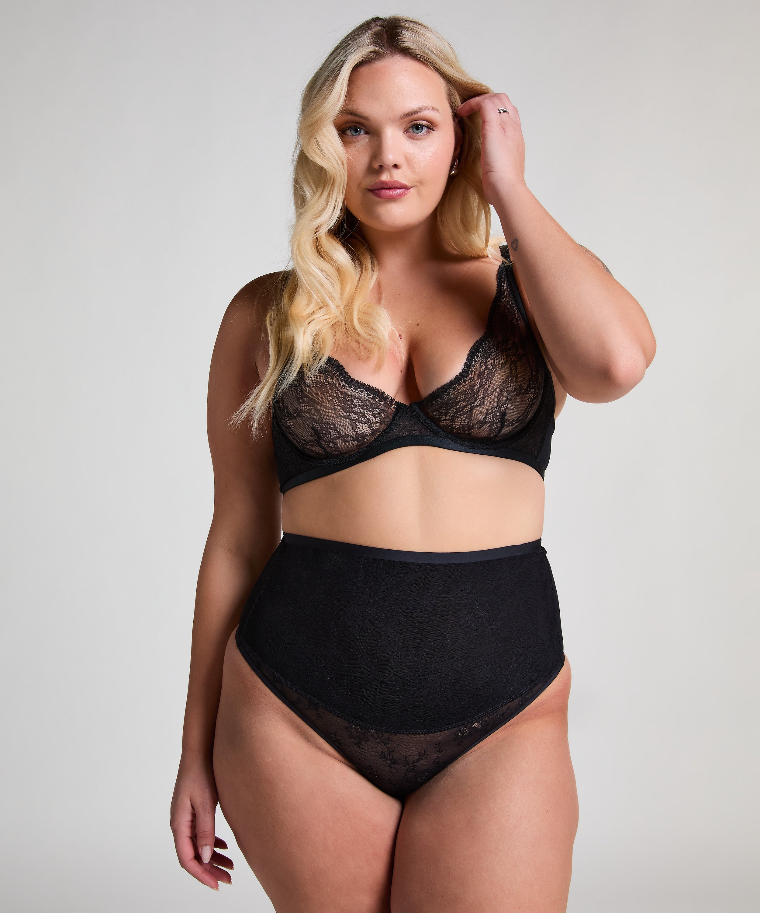 Shaping String mit Spitze  - Schwarz