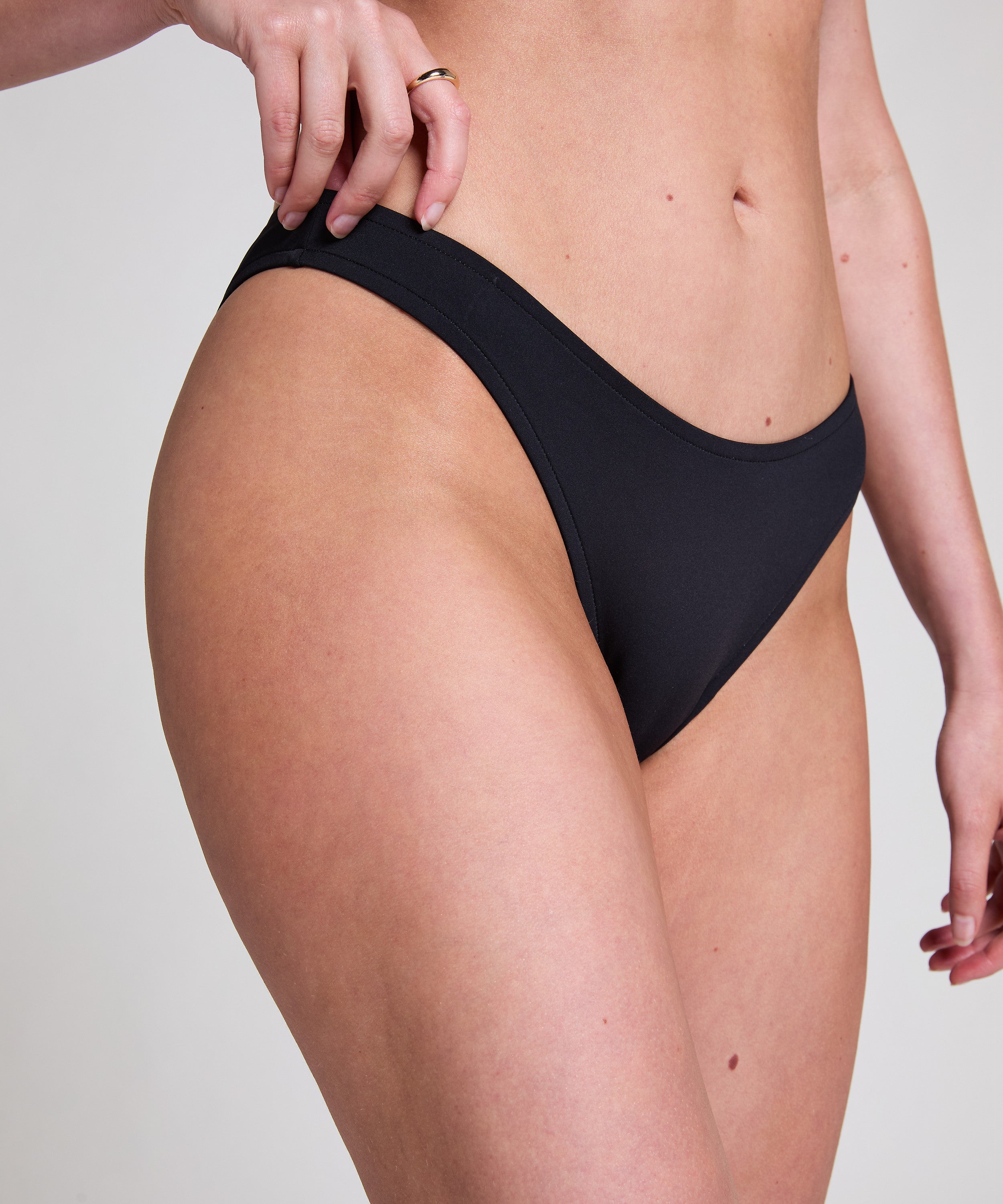 Neopren-Bikiniunterteil mit hohem Beinausschnitt  - Schwarz