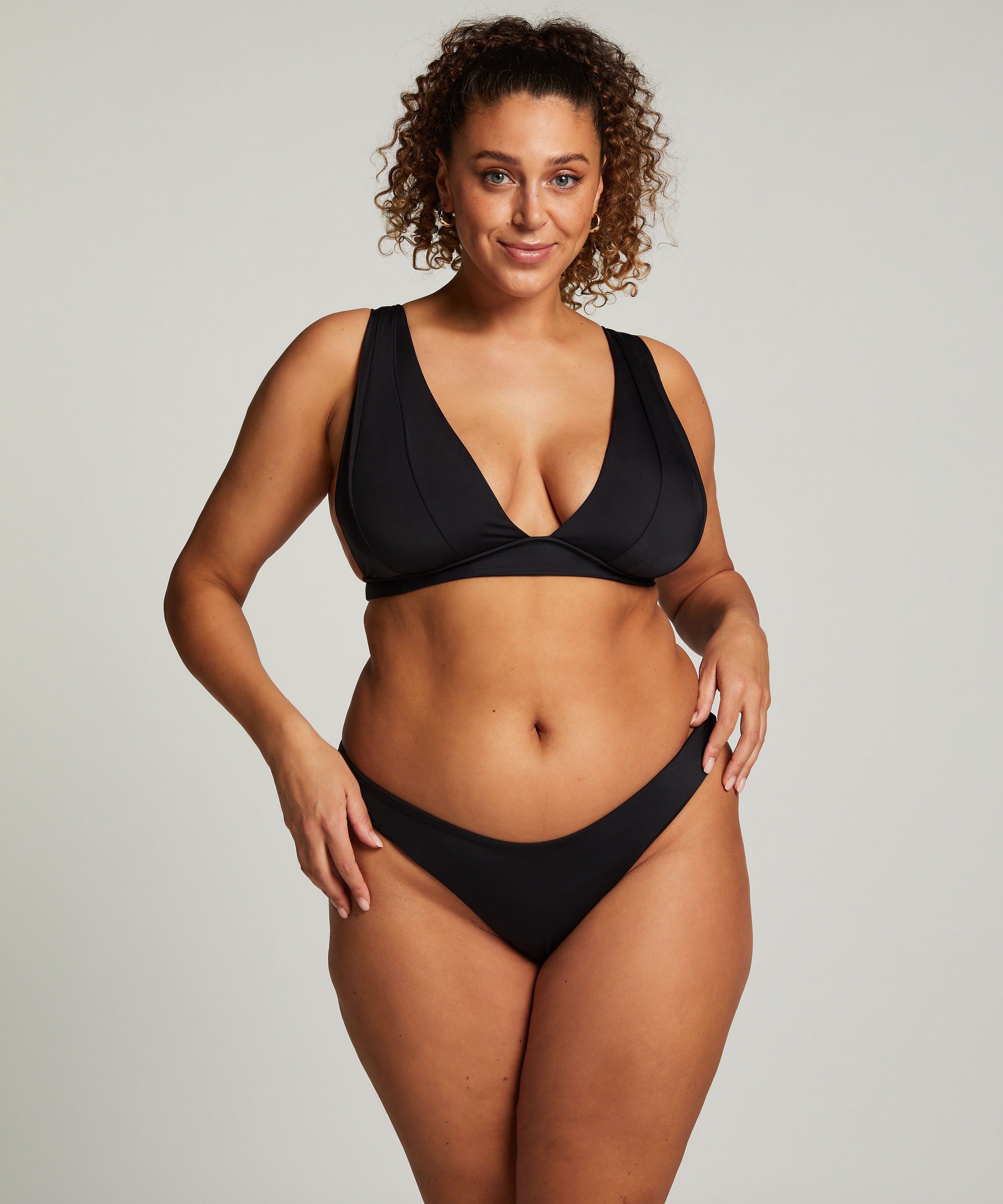 Bikini Slip mit hohem Beinausschnitt Luxe  - Schwarz