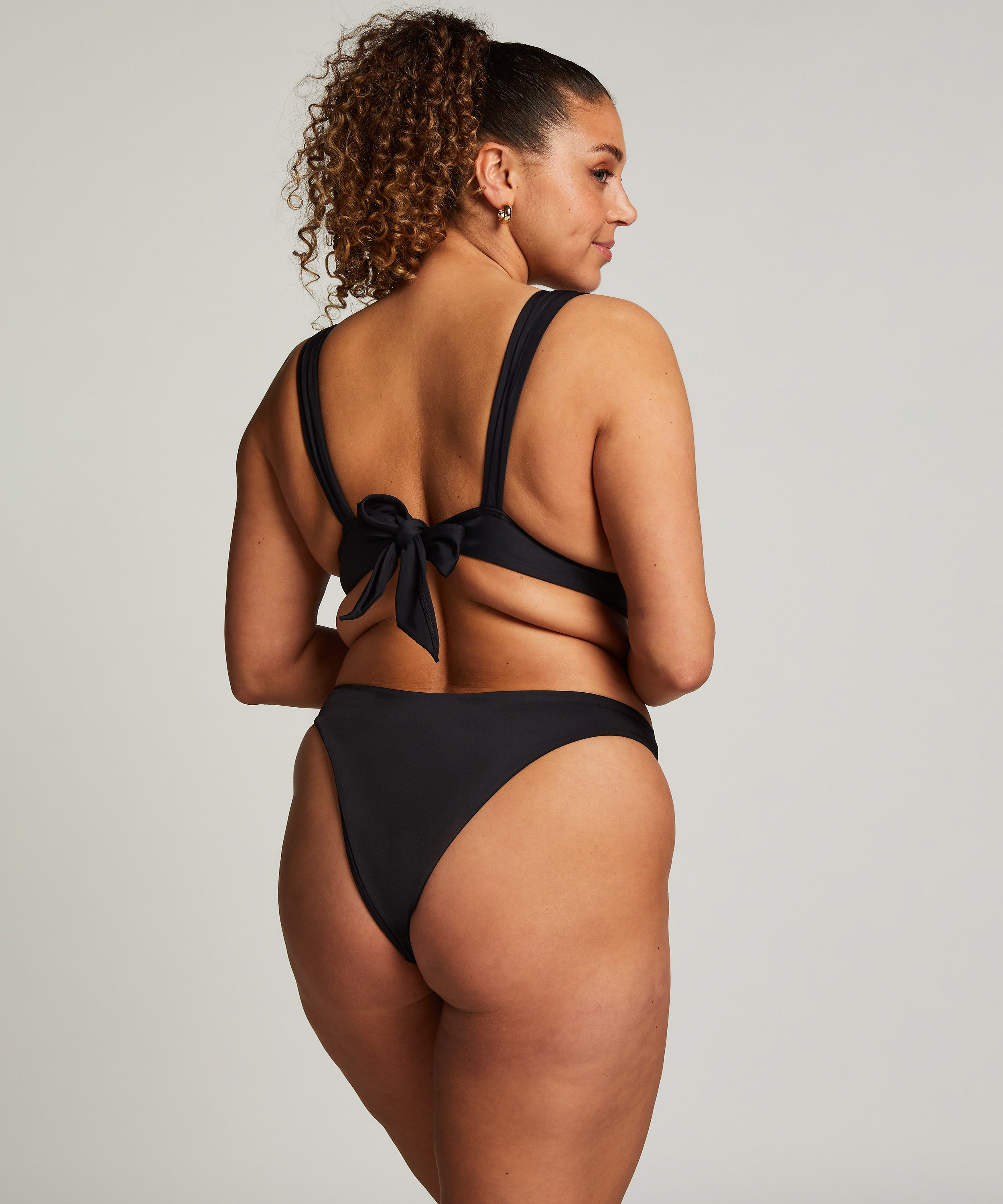 Bikini Slip mit hohem Beinausschnitt Luxe  - Schwarz
